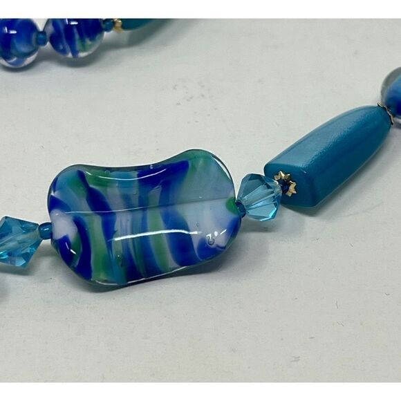 Vintage 1950’s blue, glass and crystal, necklace and clip on earring set. - Picture 11 of 12